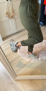 Cargo kaki